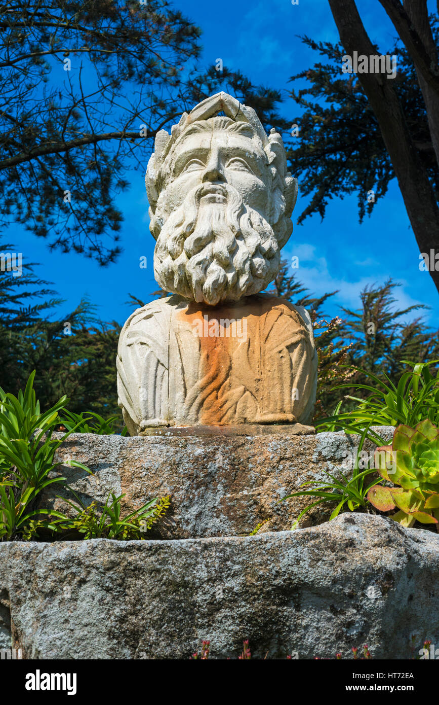 Galionsfigur der SS Themse an der Spitze der Neptun-Stufen am Abbey Gardens Tresco, Isles of Scilly, Scillies, Cornwall im April Stockfoto