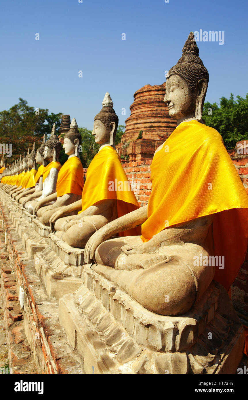 Buddhastatuen im Wat Yai Chai Mongkol Ayutthaya Historical Park, Ayutthaya, Thailand, Südostasien. Stockfoto