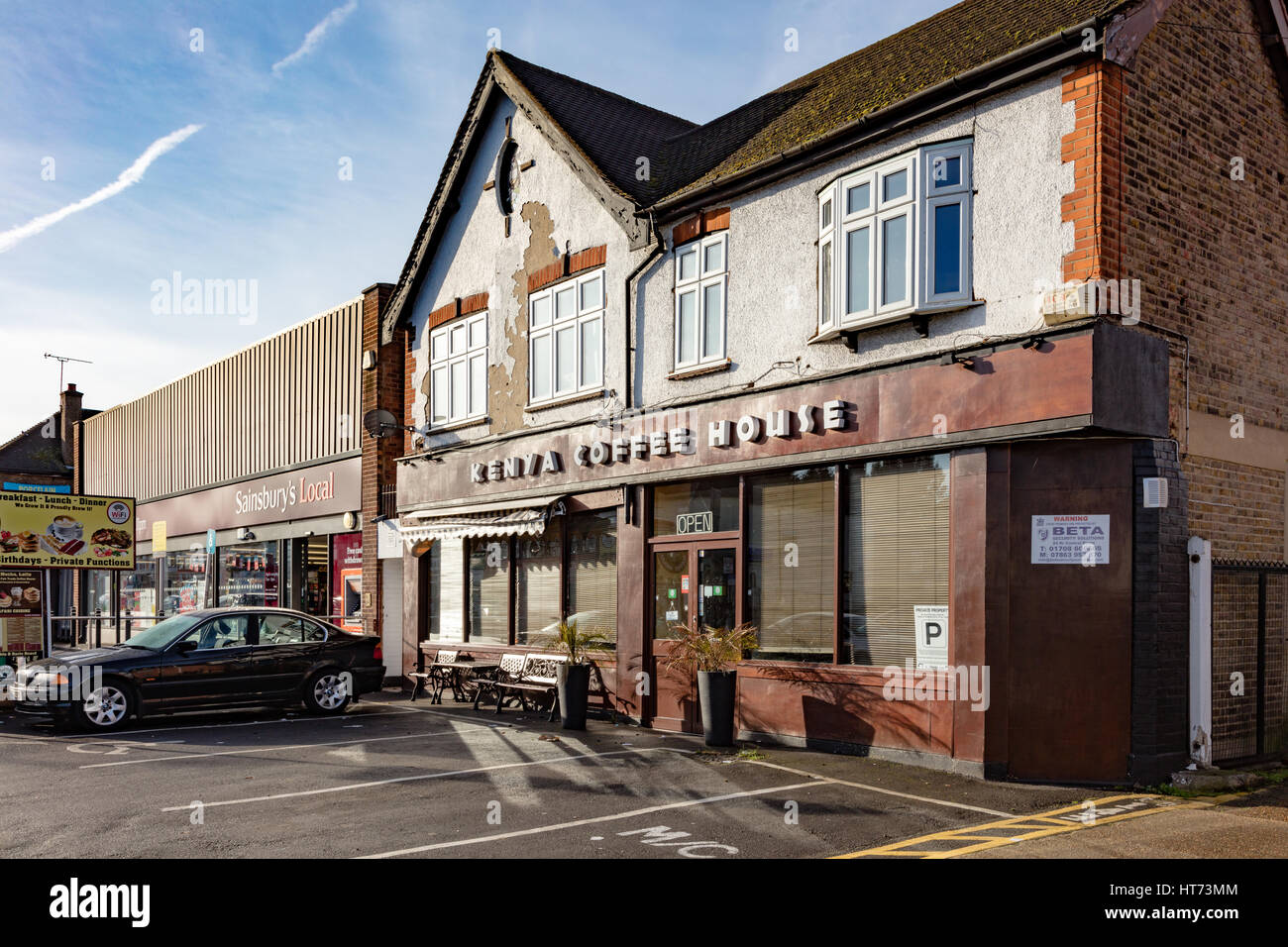 Kenia-Kaffeehaus Café neben einem Sainsbury lokal auf die A125 Nordstraße, Romford, London Borough of Havering, Großbritannien Stockfoto