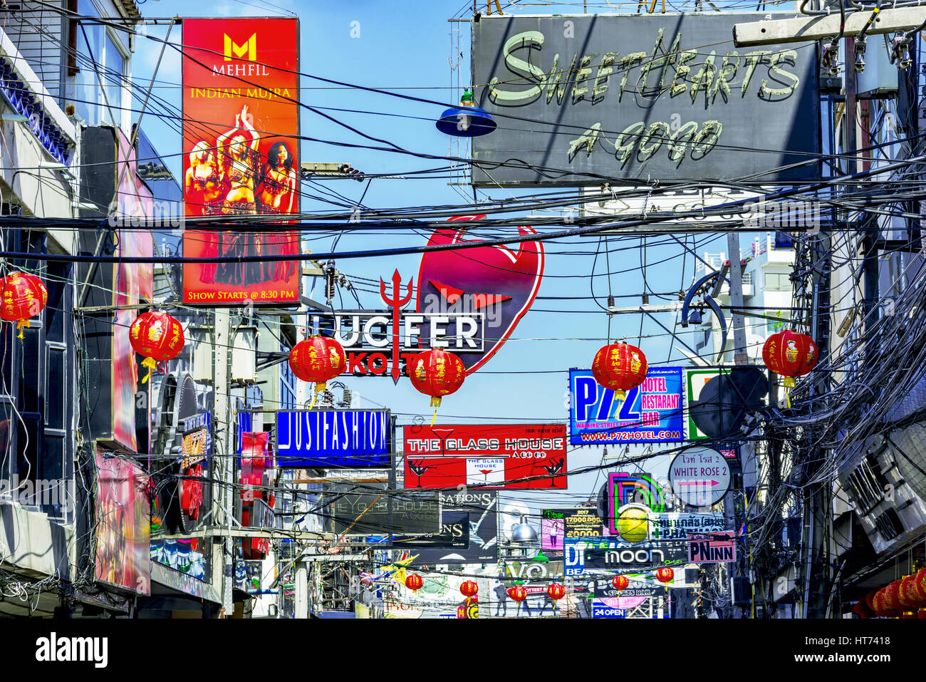 PATTAYA, THAILAND - 25 Januar: Ansicht der Walking street Anzeichen von Bars, Clubs und Geschäften, die die Touristen in der Regel in der Nacht auf 25. Januar 2017 ich Besuche Stockfoto