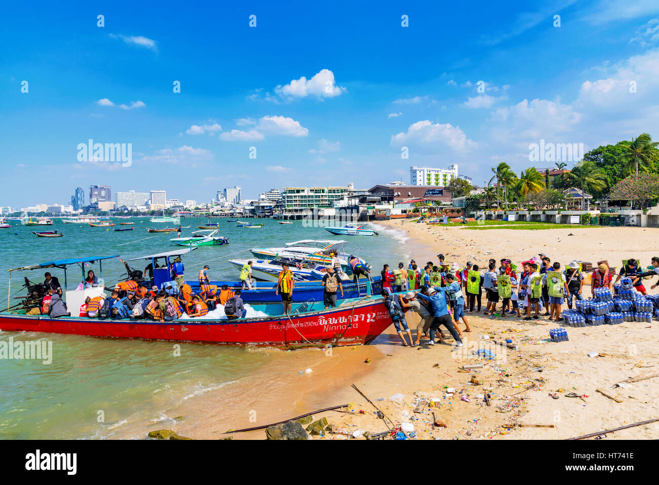 PATTAYA, THAILAND - 25 Januar: Arbeiter laden Kisten an Getränken auf ein Boot an einem Strand in Pattaya am 25. Januar 2017 in Pattaya Stockfoto