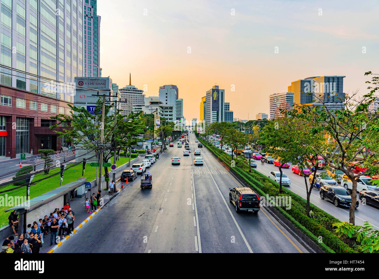 BANGKOK, THAILAND - 29. Januar: Dies ist eine Ansicht eines Weges mit Bürogebäude in Silom Bankenviertel Innenstadt von Bangkok am 29 Januar 201 Stockfoto
