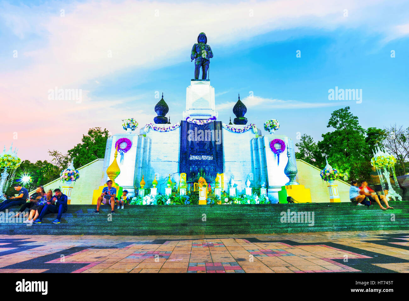 BANGKOK, THAILAND - 29. Januar: König Rama VI Statue mit Menschen sitzen auf der Treppe neben der Statue außerhalb Lumphini-Park am 29. Januar 2017 in Stockfoto