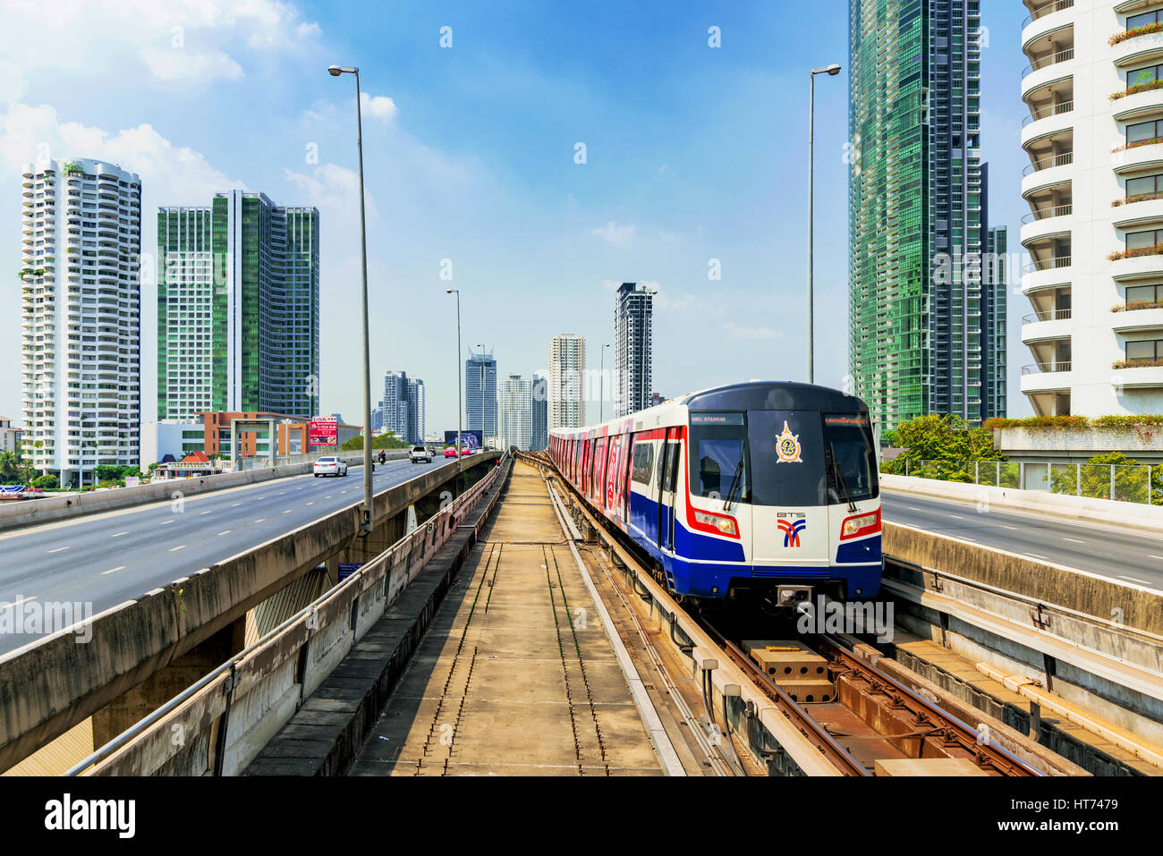 BANGKOK, THAILAND - 30.Januar: BTS Sky Train Ankunft am Saphan Taksin Station am Taksin-Brücke mit der Architektur der Stadt im Hintergrund am 3. Januar Stockfoto