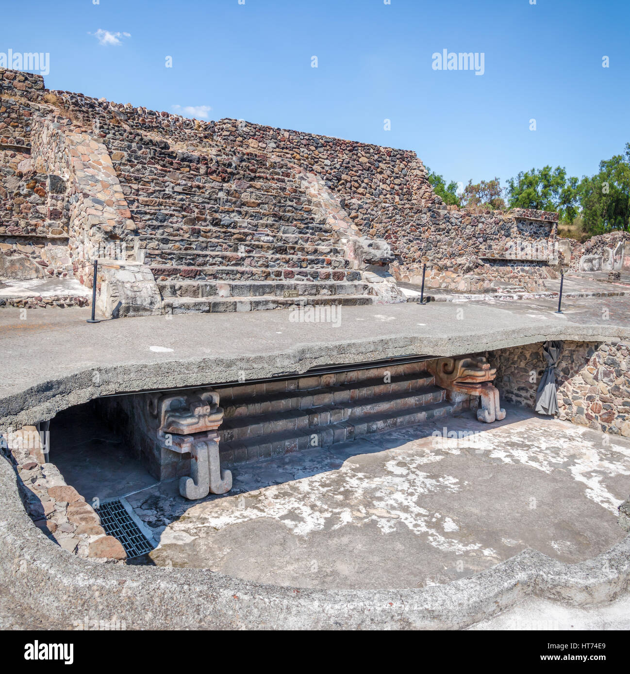 Treppe mit zwei Mauerwerksarbeiten Phasen bei Teotihuacan Ruinen - Mexiko-Stadt, Mexiko Stockfoto