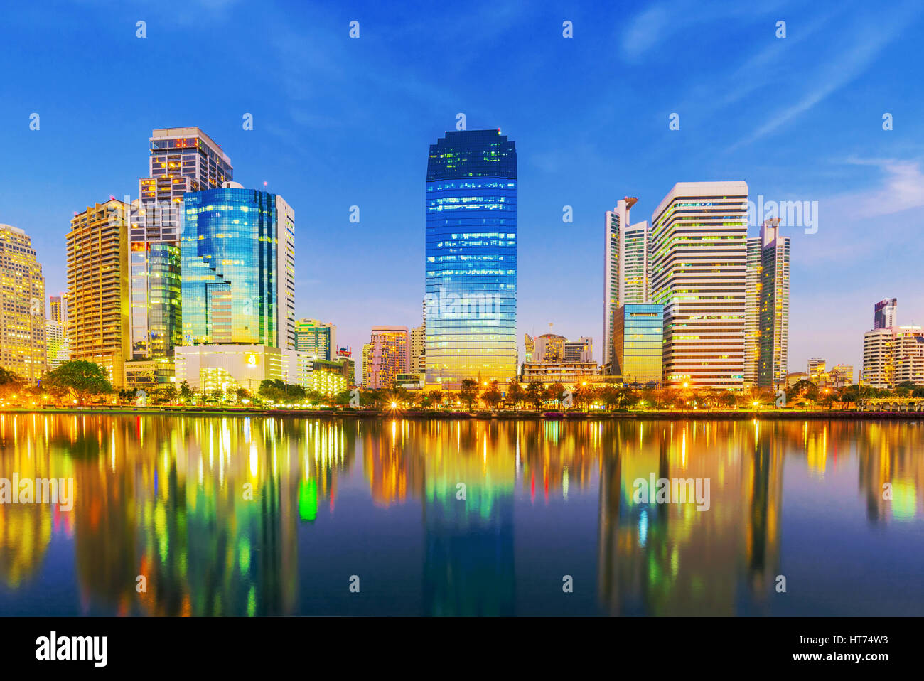 Nacht-Blick auf die Innenstadt von Bangkok Wolkenkratzer aus Benjakitti park Stockfoto