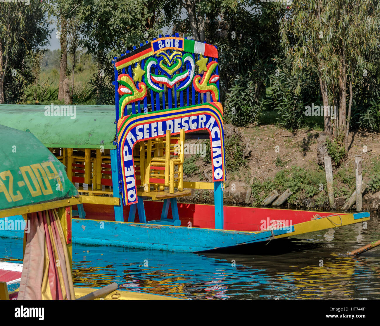 Farbenfrohe mexikanische Boote mit Namen der Frauen in Xochimilcos schwimmenden Gärten - Mexico City, Mexiko Stockfoto