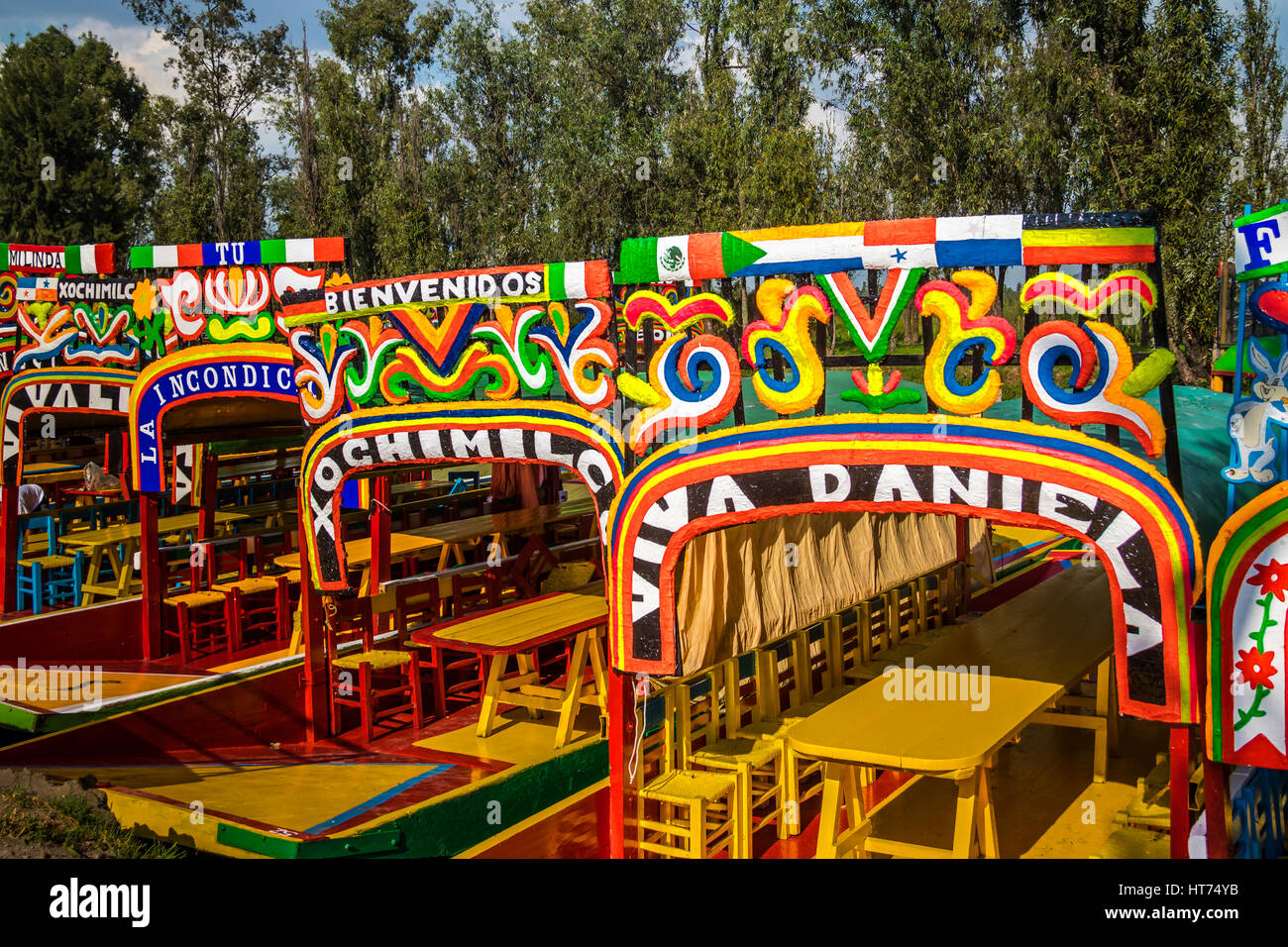 Farbenfrohe mexikanische Boote mit Namen der Frauen in Xochimilcos schwimmenden Gärten - Mexico City, Mexiko Stockfoto
