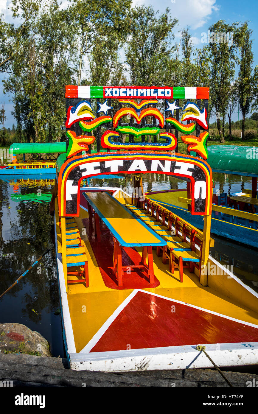 Farbenfrohe mexikanische Boote mit Namen der Frauen in Xochimilcos schwimmenden Gärten - Mexico City, Mexiko Stockfoto