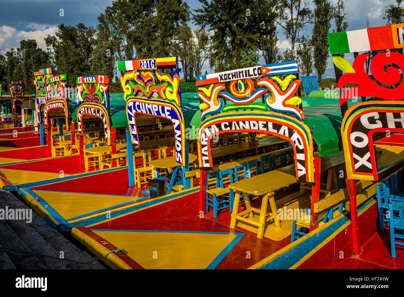 Farbenfrohe mexikanische Boote mit Namen der Frauen in Xochimilcos schwimmenden Gärten - Mexico City, Mexiko Stockfoto