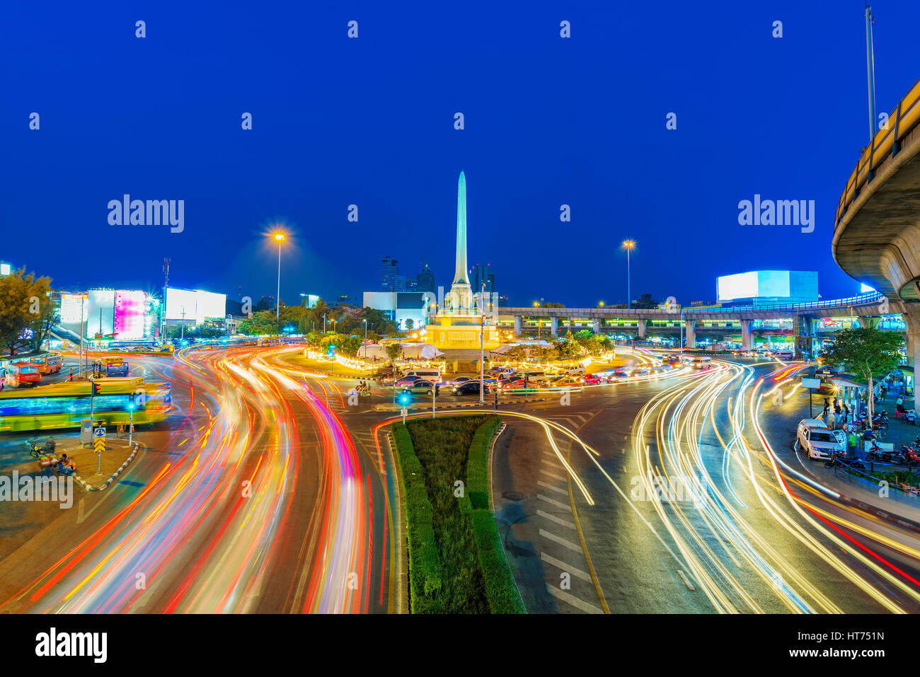 Nachtansicht des Victory Monument mit Lichtspuren in Bangkok Stockfoto