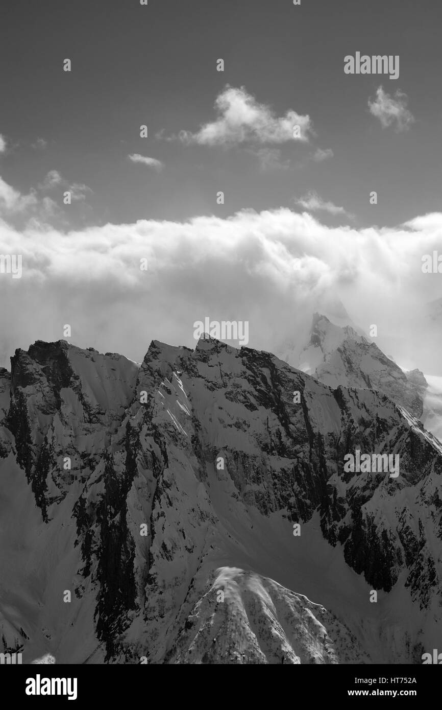 Schwarzweißansicht auf hohen Berg im Winter. Kaukasus-Gebirge, Region Dombay. Blick von der Skipiste. Stockfoto