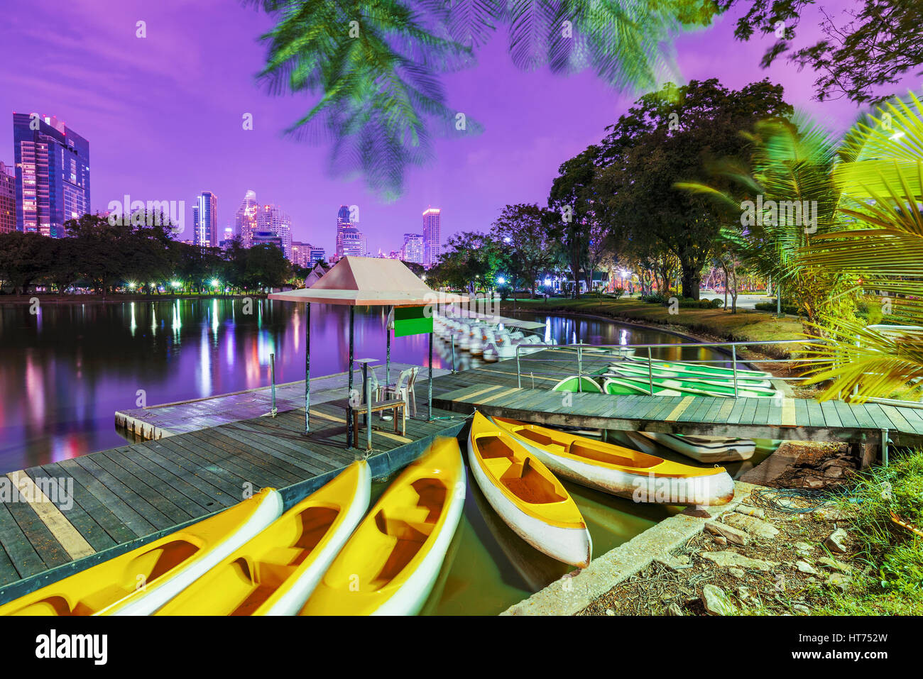 See mit Booten im Lumphini-Park in der Nacht Stockfoto
