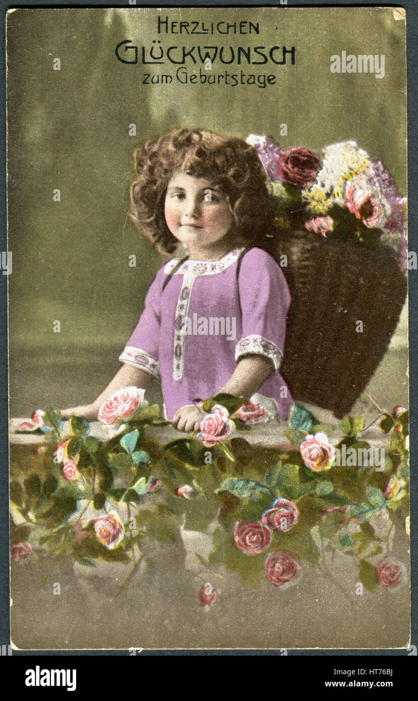 Eine Gruß-Postkarte gedruckt in Deutschland, zeigt ein Mädchen mit einem Korb voller Blumen. Die Inschrift auf Deutsch: alles Gute zum Geburtstag Stockfoto
