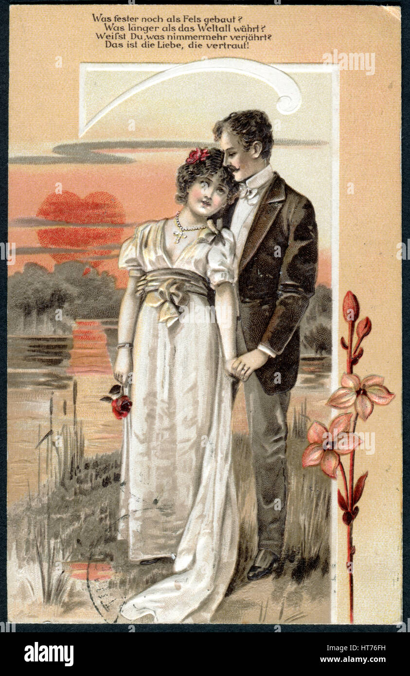 Deutschland - ca. 1907: Eine Postkarte gedruckt in Deutschland, zeigt ein paar in Liebe vor dem Hintergrund einen wunderschönen Sonnenuntergang über dem See, ca. 1907 Stockfoto