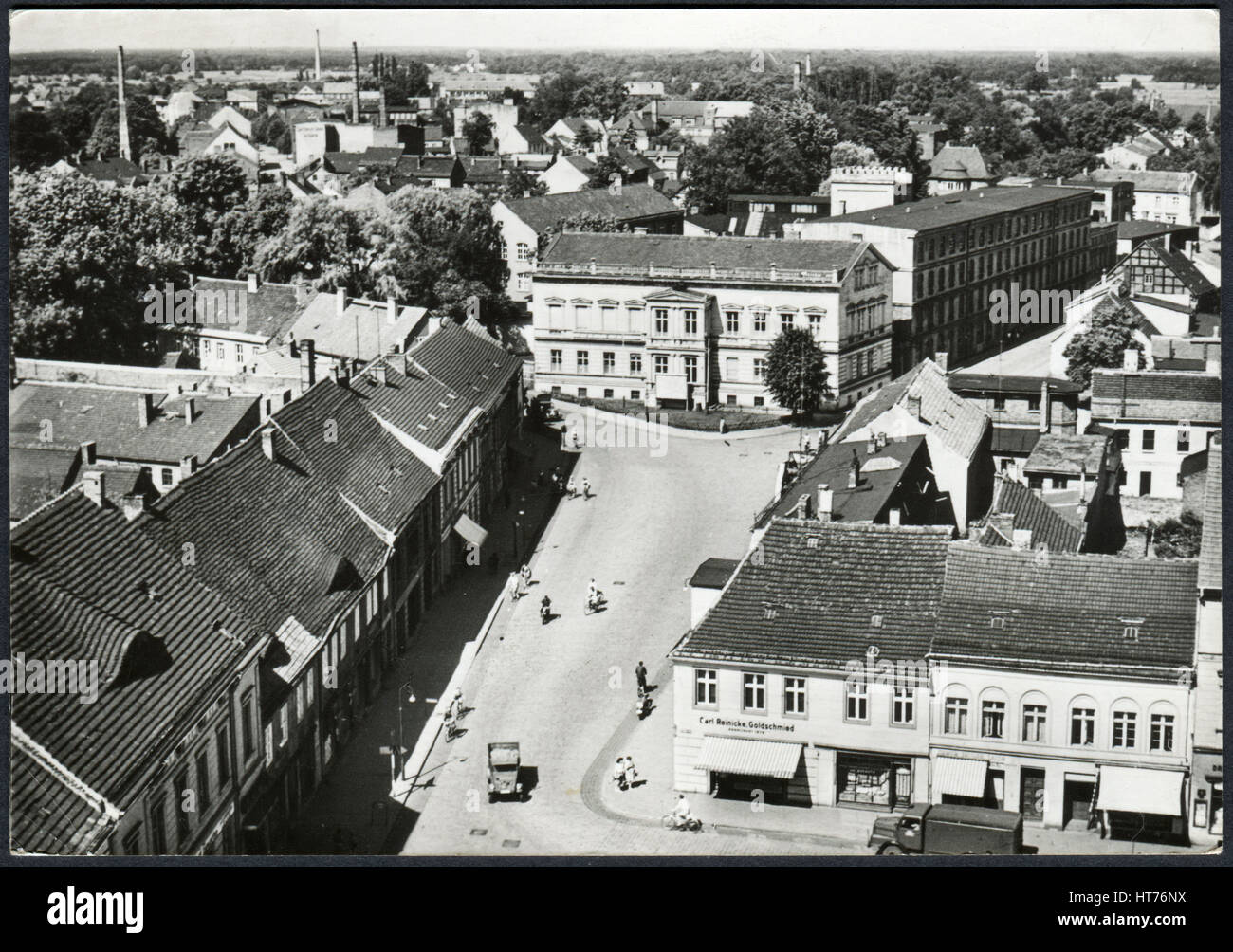 Deutschland - ca. 1966: Eine Postkarte gedruckt in Deutschland, Blick auf den Platz der Jugend aus dem Turm Marktturm, Luckenwalde, ca. 1966 Stockfoto