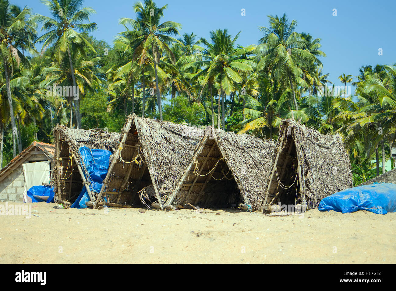 Hütten für Fischernetze Angeln und entspannen. Am Ufer des Golfs von Bengalen. Kerala Stockfoto