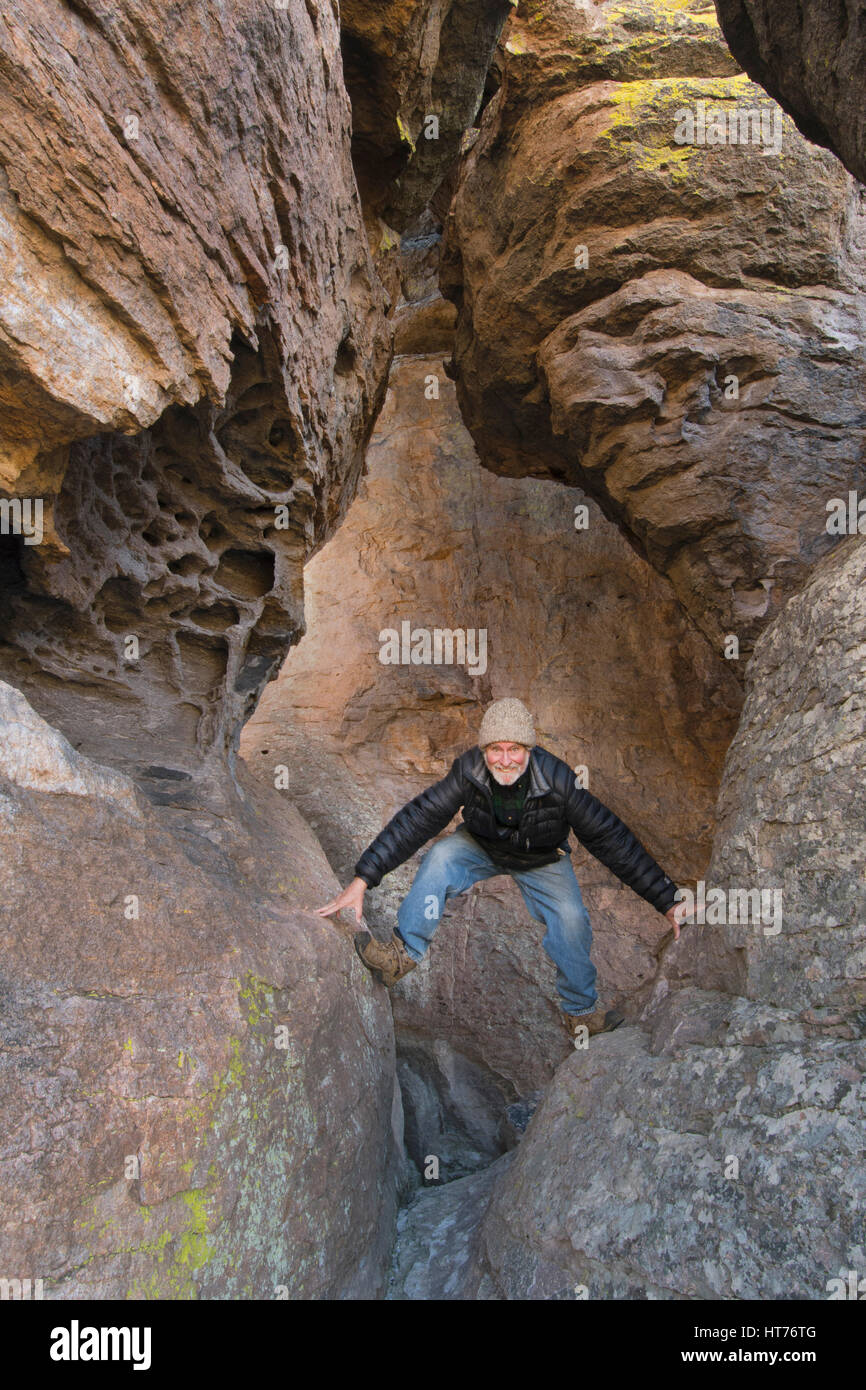 Mann, 65 Jahre, spielen bei der Grotten, Chiricahua National Monument, Arizona Stockfoto