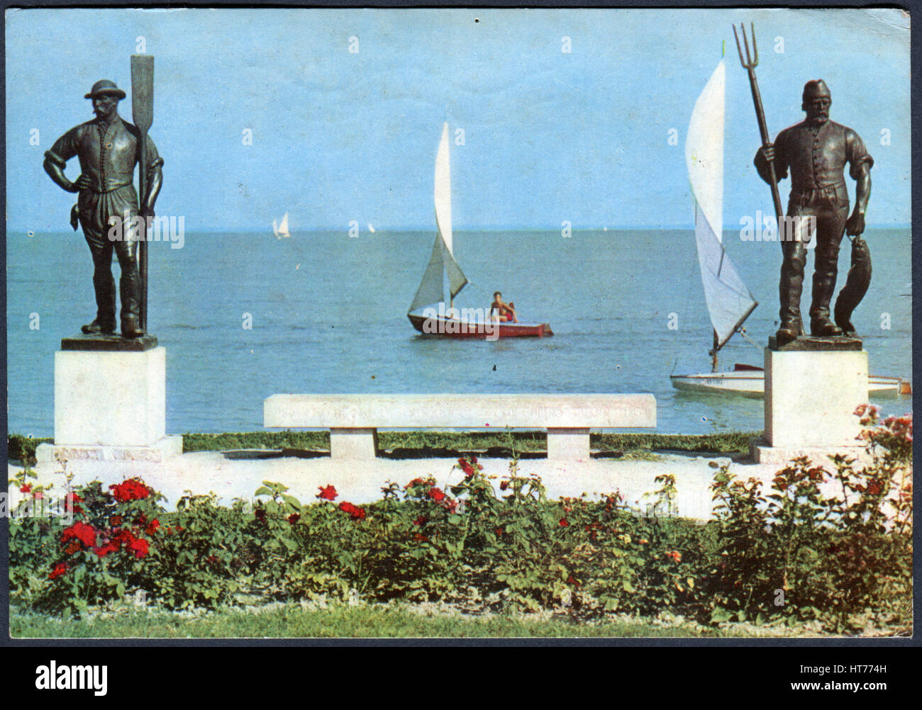 Ungarn - ca. 1969: Eine Postkarte gedruckt in Ungarn, zeigt ein Denkmal auf dem Plattensee, "Fähre-Mann" und "Fisher" des Bildhauers Janos Pasztor, ca. 196 Stockfoto