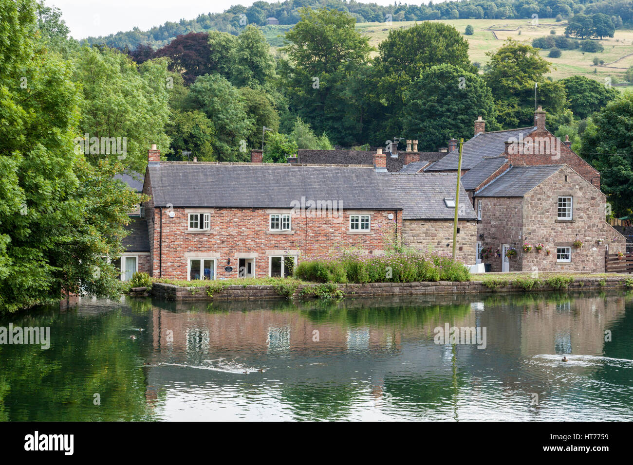 Teich und Häuser im Dorf Cromford, Derbyshire, Peak District, England, UK Stockfoto