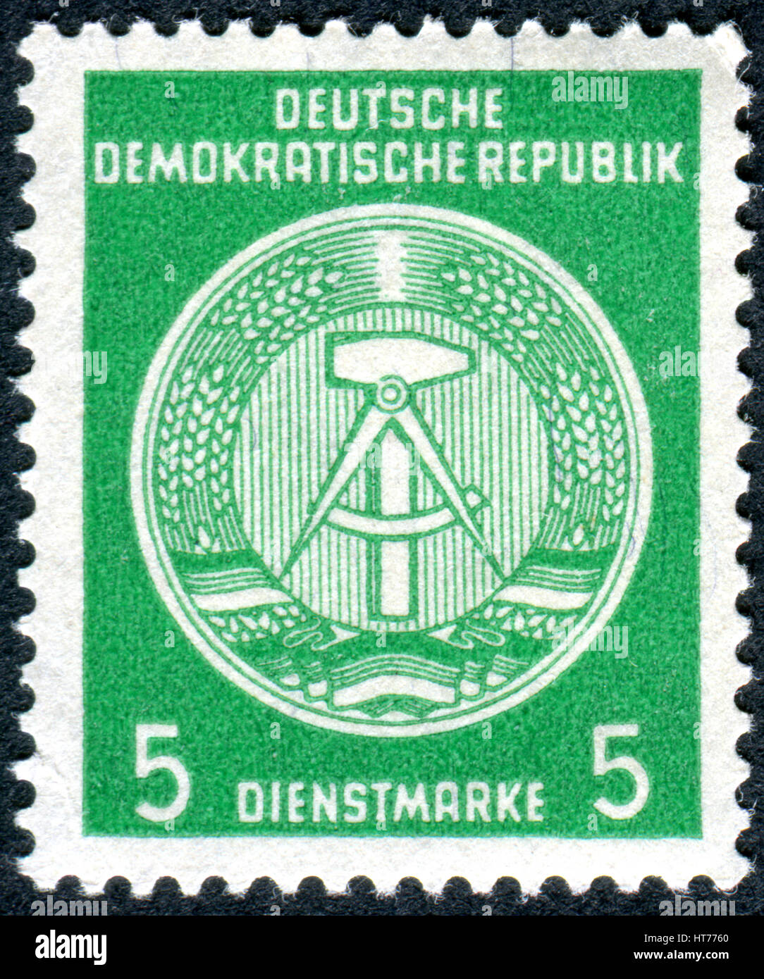 Deutschland - ca. 1954: Eine Briefmarke gedruckt in Deutschland (DDR), zeigt eine Staatswappen, ca. 1954 Stockfoto