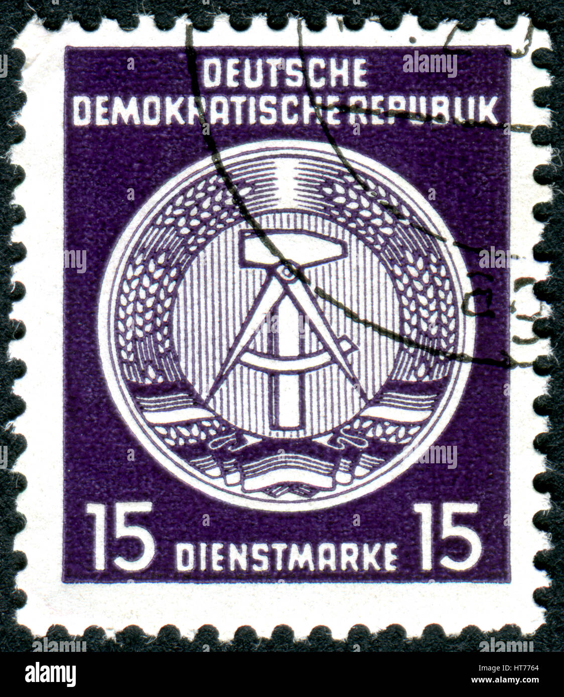 Deutschland - ca. 1954: Eine Briefmarke gedruckt in Deutschland (DDR), zeigt eine Staatswappen, ca. 1954 Stockfoto