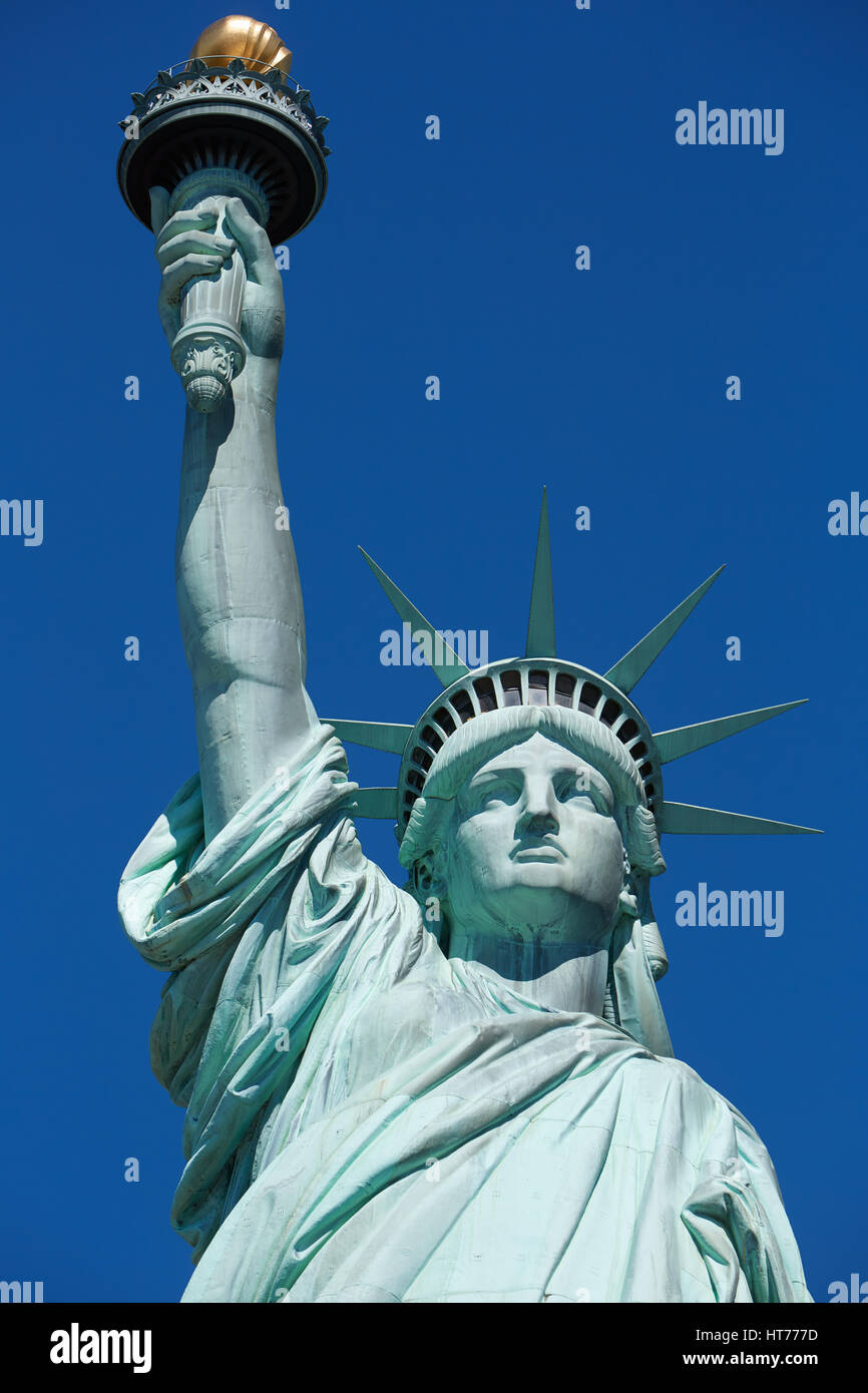 Statue der Freiheit an einem sonnigen Tag, blauer Himmel in New York Stockfoto