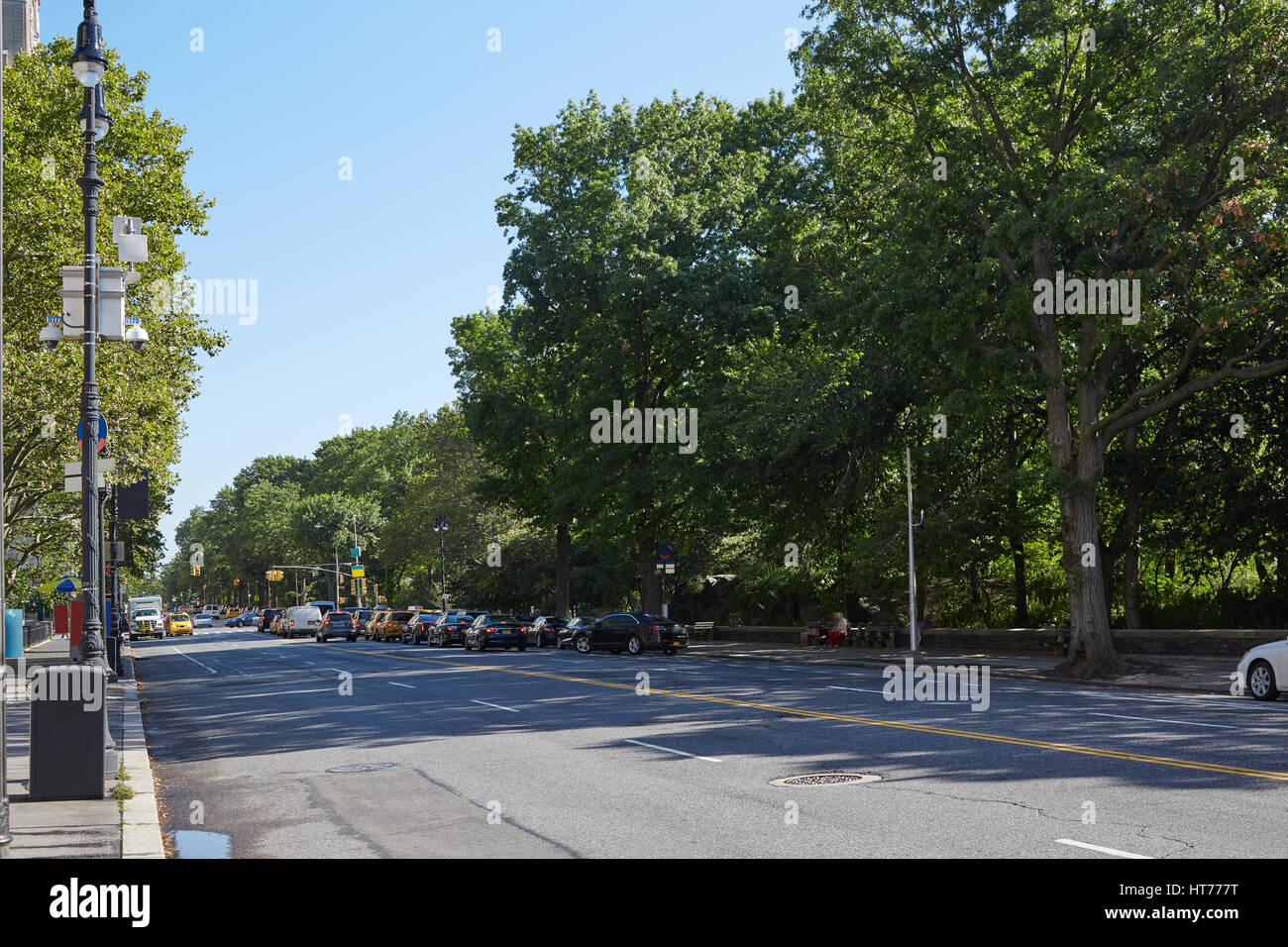 New York leeren Straße in der Nähe von Central Park, grüne Bäume an einem sonnigen Tag Stockfoto