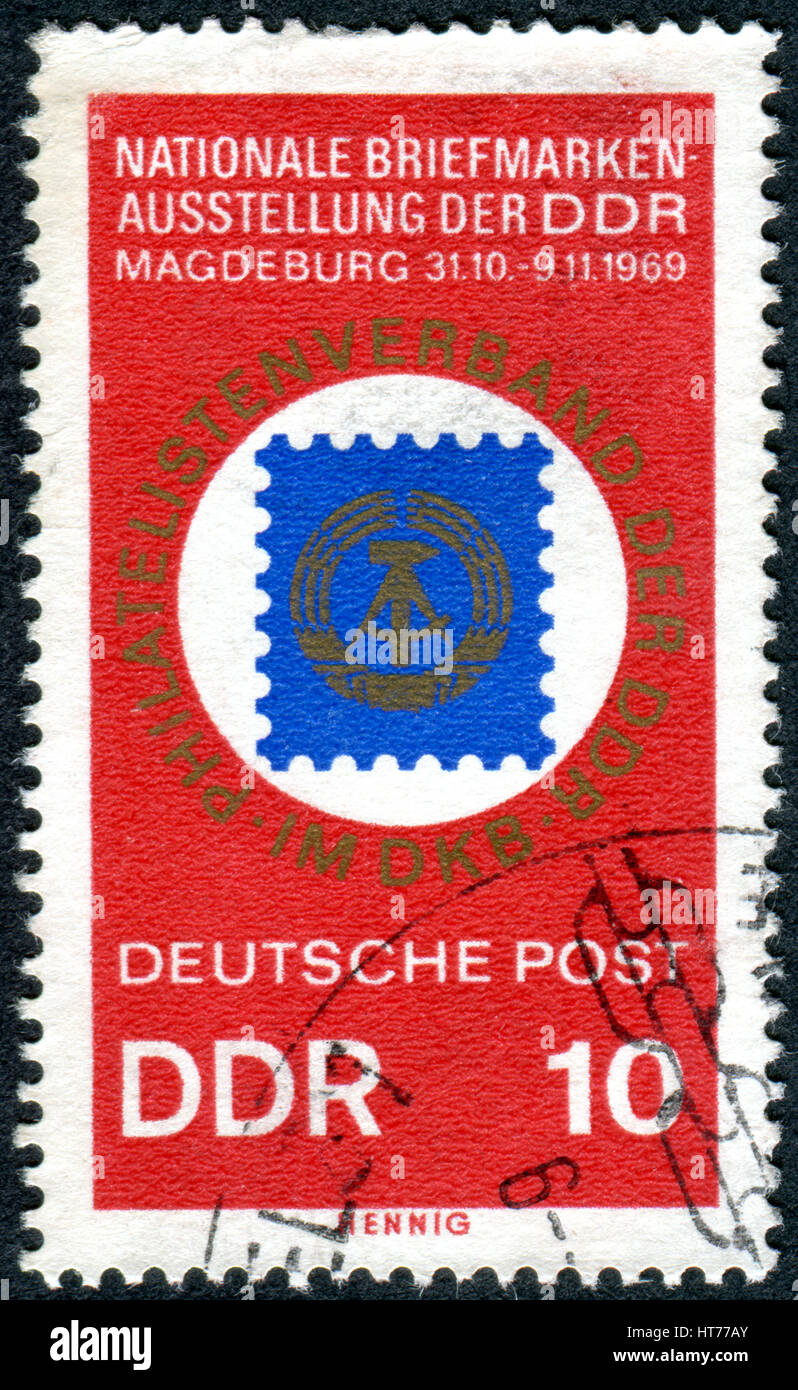 Eine Briefmarke gedruckt in Deutschland (DDR), gewidmet der nationalen Briefmarkenausstellung "20 Jahre DDR", Magdeburg, zeigt das Emblem der DDR Philatelic Society Stockfoto