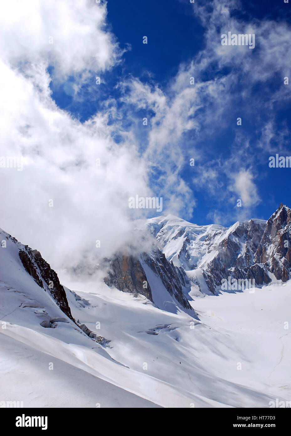 Herrlichen Alpen Gebirgskamm in großer Höhe an einem sonnigen Tag mit wenigen Wolken in Schnee und Eis bedeckt Stockfoto