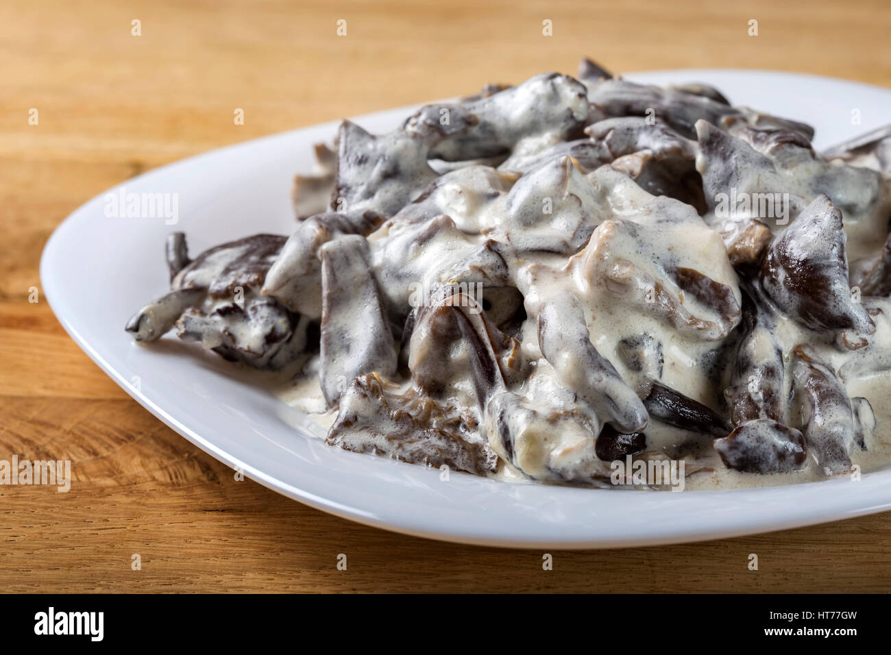 Rumänische Lebensmittel - Pilze mit saurer Sahne auf Platte Stockfoto