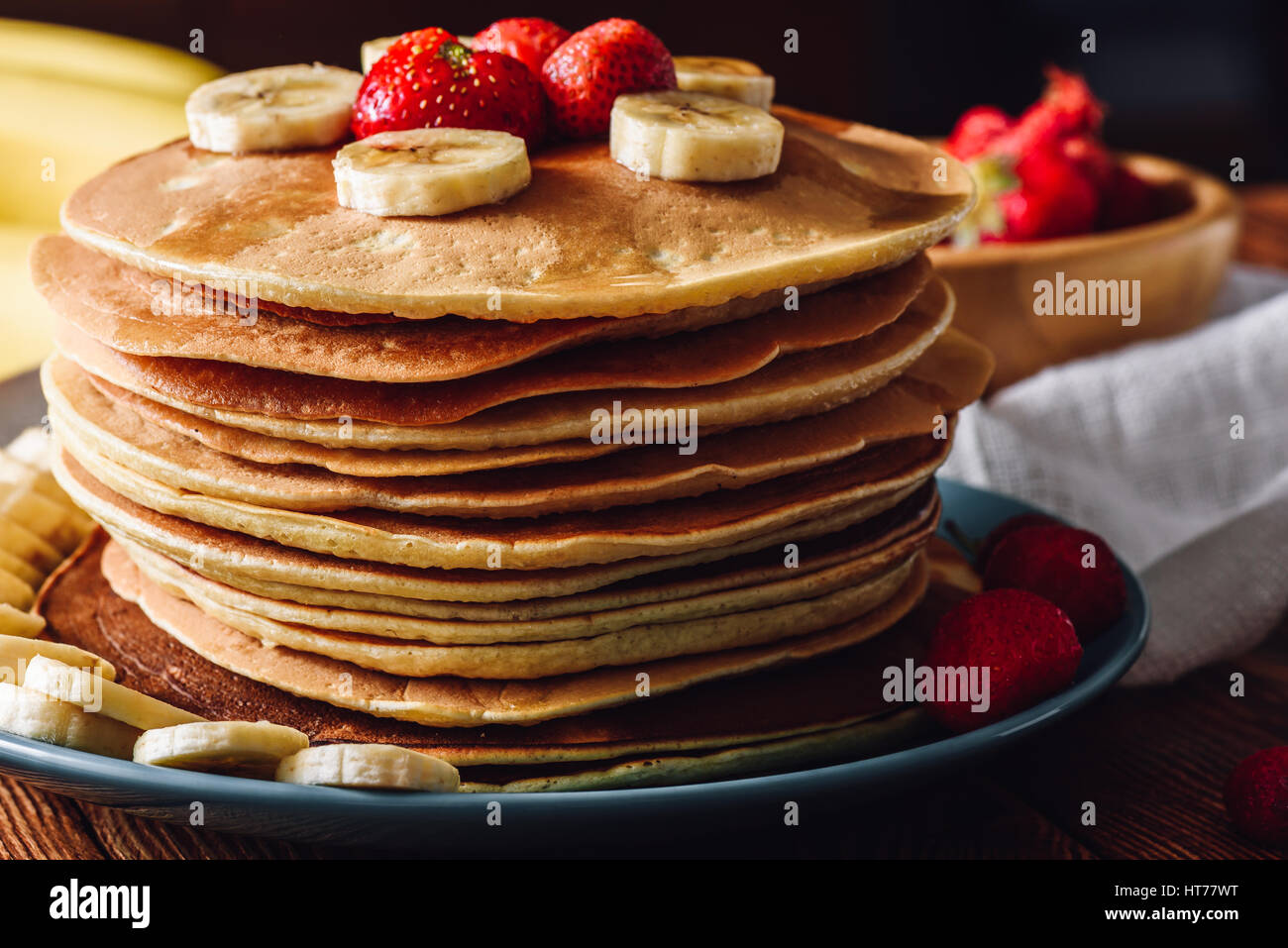 Pfannkuchen mit gefrorenen Erdbeeren und Bananenscheiben Stockfoto