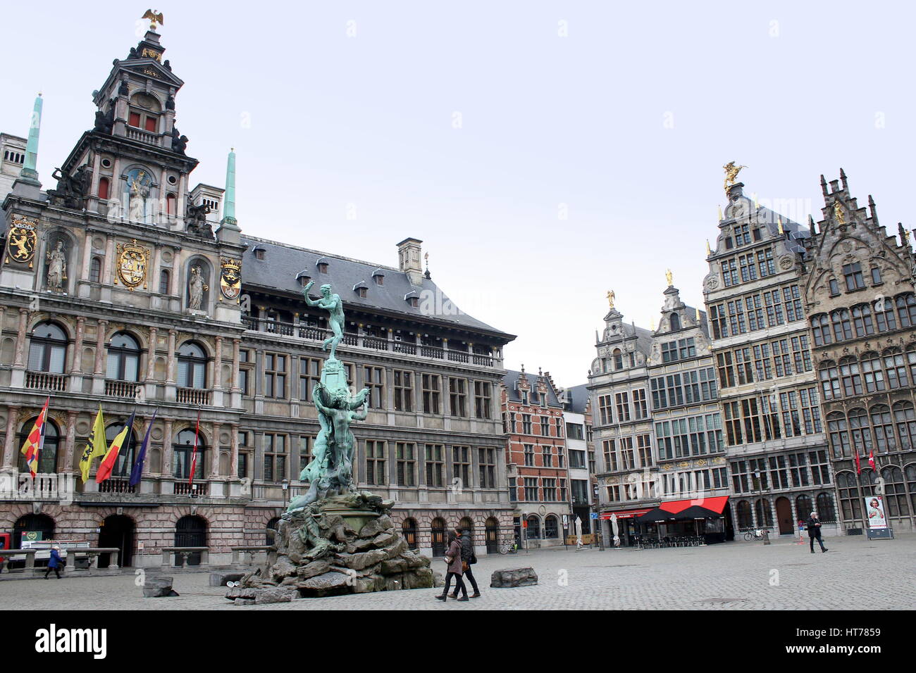 Rathaus, Brabofountain und Brabo-Brunnen und alten Zunfthäuser am Grote Markt (großer Marktplatz), Antwerpen, Belgien Stockfoto