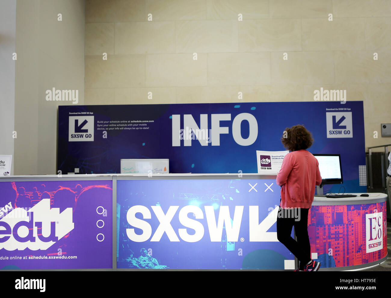 AUSTIN, TEXAS - 8. März 2017: SXSW South by Southwest jährliche Musik-, Film-, und interaktive Konferenz und Festival in Austin / Texas. Info-desk Stockfoto