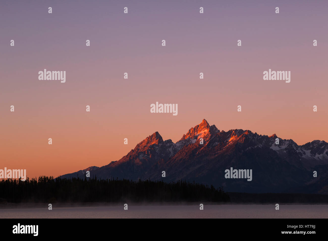 Grand Teton (Elev 13770 ft) und Teton Range bei Sonnenaufgang von Colter Bay, Grand Teton Nationalpark, WY, USA Stockfoto