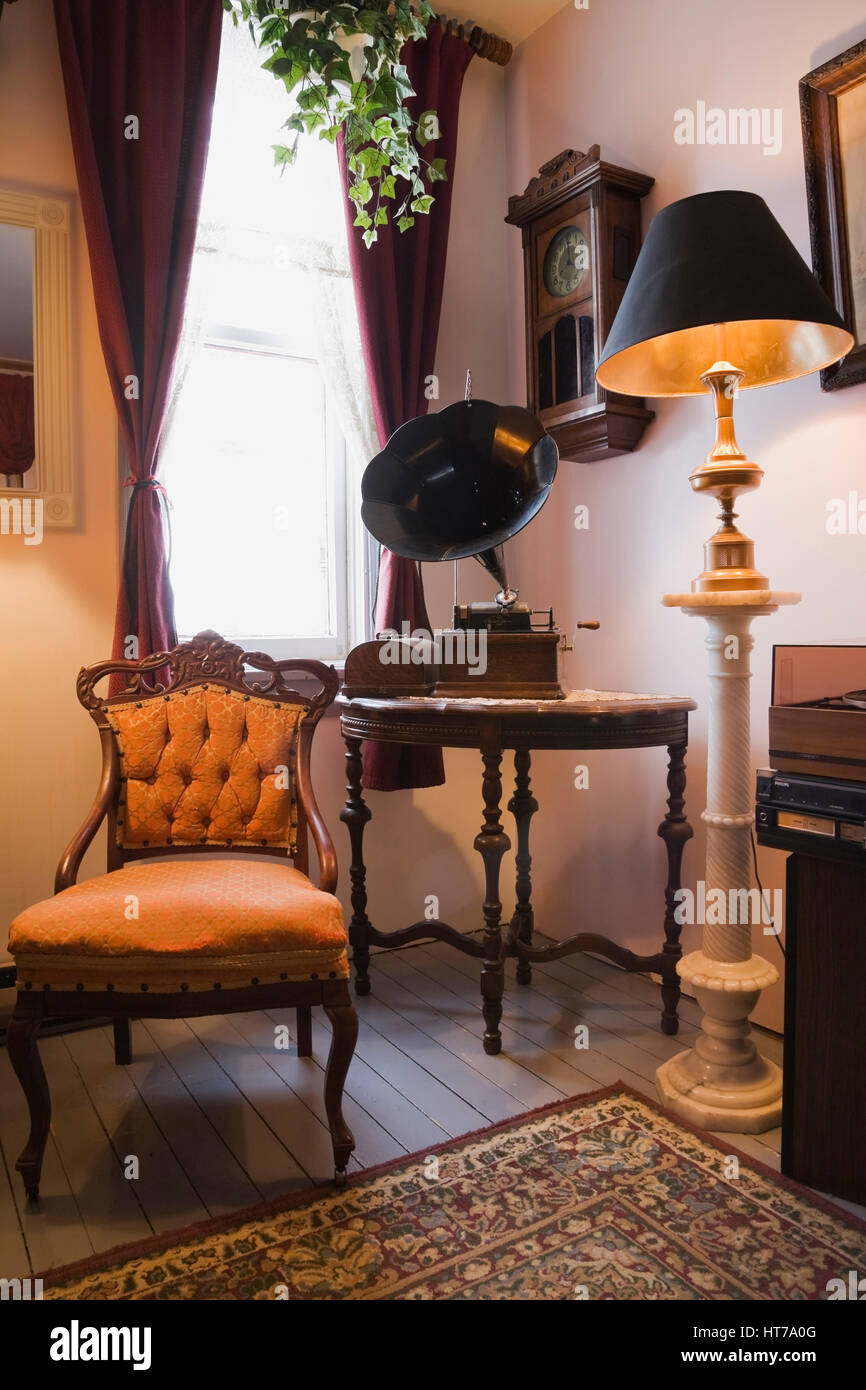 Musikzimmer mit Chippendale Stuhl und alten Plattenspieler player 1904 Altes Haus im viktorianischen Stil eingerichtet. Stockfoto