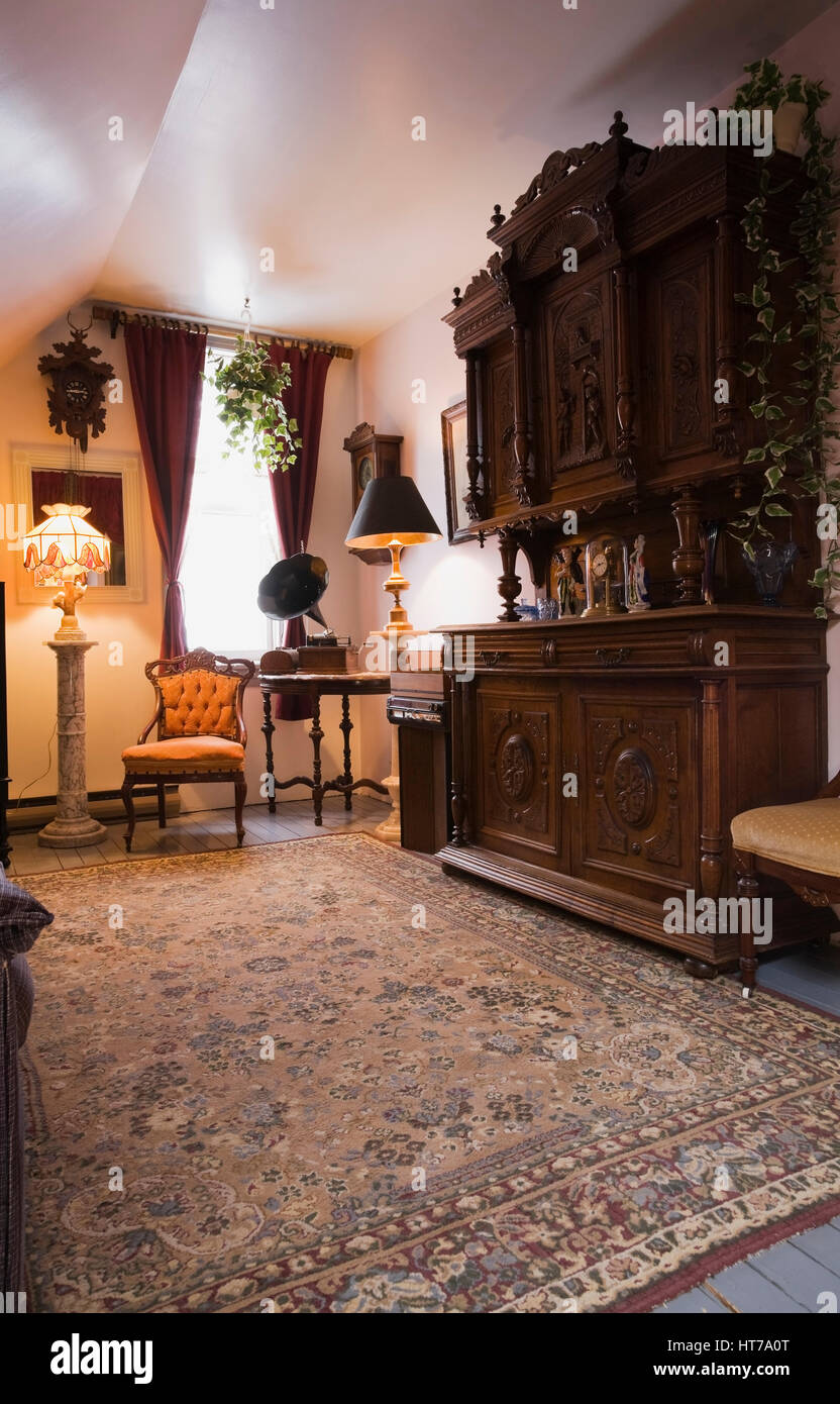 Musikzimmer mit Chippendale Stuhl, alten Plattenspieler Player und Holz- buffet 1904 Altes Haus im viktorianischen Stil eingerichtet. Stockfoto