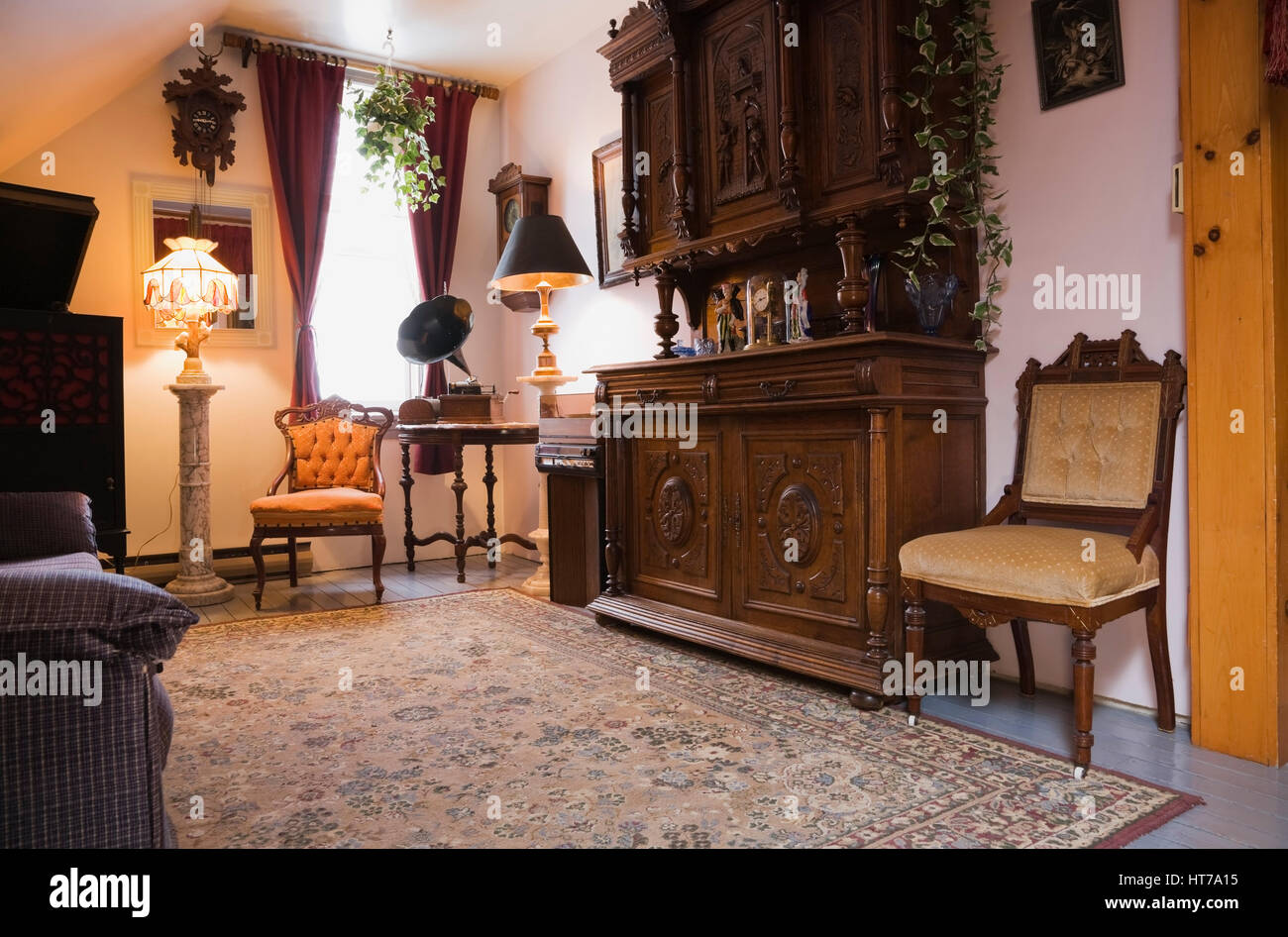 Musikzimmer mit Chippendale Stuhl, alten Plattenspieler player und Neorenaissance Holz- buffet 1904 Altes Haus im viktorianischen Stil eingerichtet. Stockfoto
