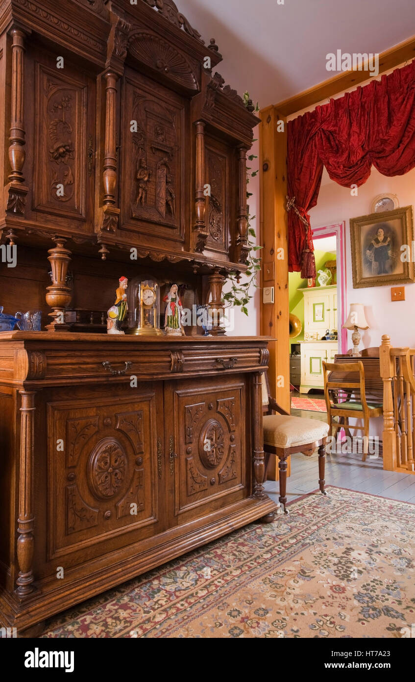 Musikzimmer mit Neo-Renaissance Holz- buffet 1904 Altes Haus im viktorianischen Stil eingerichtet. Stockfoto