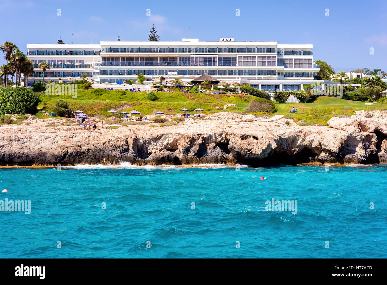AYIA NAPA, Zypern - 16. Juli 2016: Schöne Strandpromenade beliebte Sommerfrische Stockfoto
