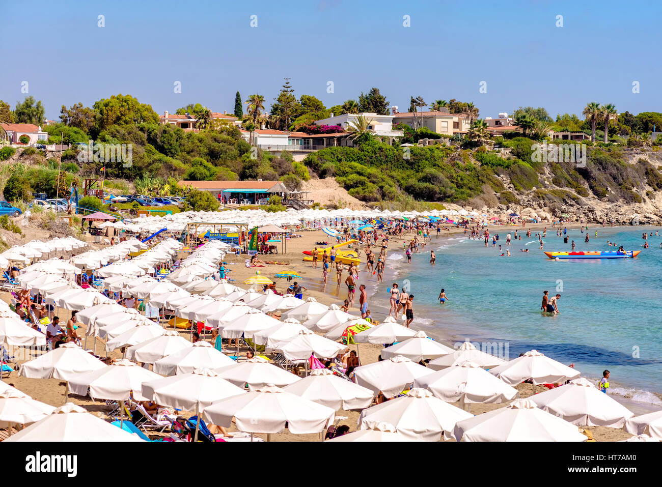 PAPHOS, Zypern - 24. Juli 2016: Coral Bay Beach, einem der besten Sandstrände in der Nähe von Pegeia Dorf Stockfoto