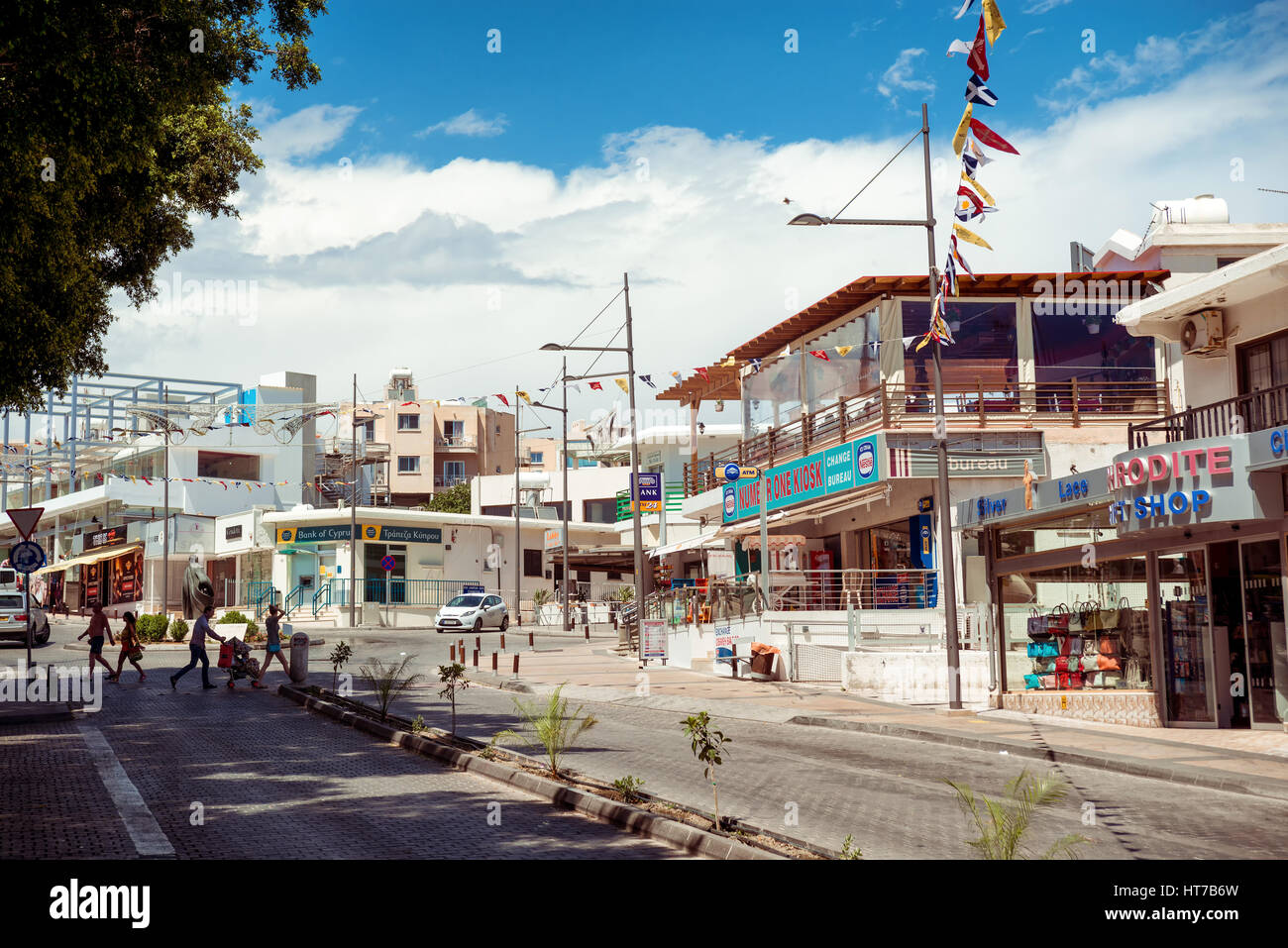 AYIA NAPA, Zypern - 6. Mai 2016: Archiepieskopou Makariou III AVENUE, beliebten touristischen Ort mit vielen Restaurants, Geschäften und Bars. Stockfoto