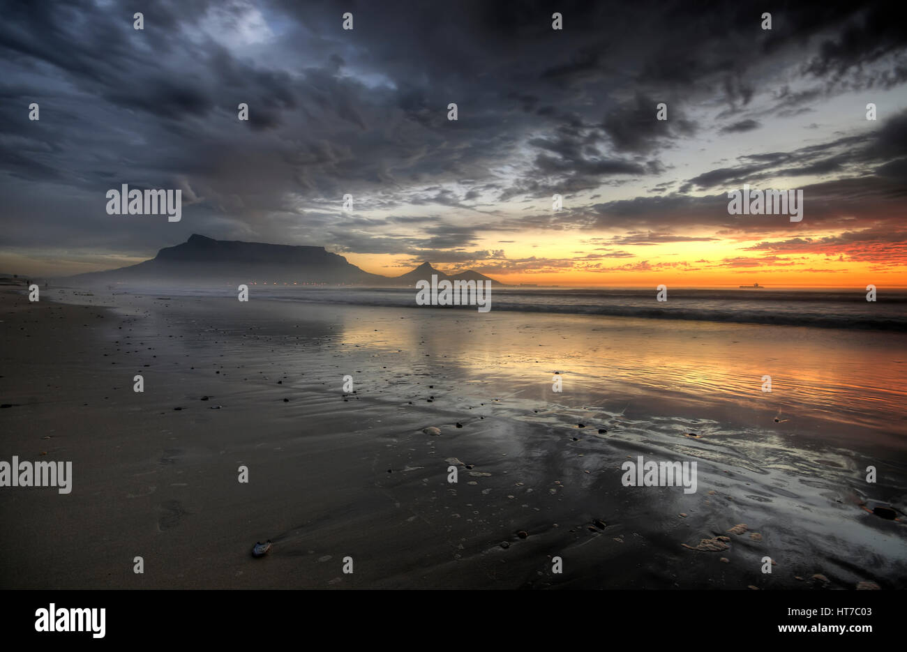 Table Mountain Sunset Beach Stockfoto