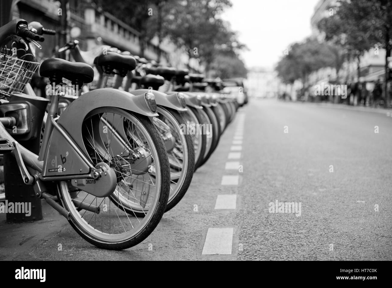 Fahrräder auf der Straße in Paris Stockfoto
