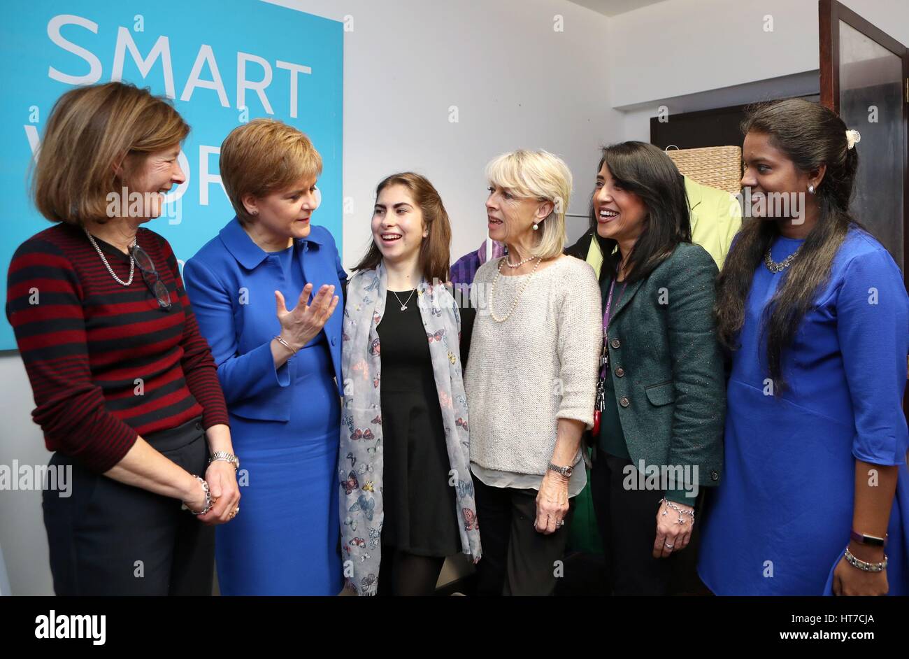 Die erste Ministerin Nicola Sturgeon (zweite links) trifft sich mit Mitarbeitern und Freiwilligen bei Smart Works in Edinburgh zu einer Veranstaltung zum Internationalen Frauentag. Stockfoto