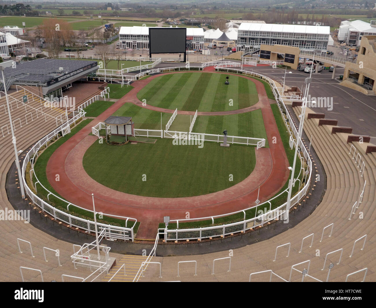 Eine Luftaufnahme von der Parade Ring und Gewinner-Gehäuse vor dem Festival treffen in Cheltenham Racecourse. PRESSEVERBAND Foto. Ausgabedatum: Mittwoch, 8. März 2017. Finden Sie unter PA Geschichte RACING Cheltenham. Bildnachweis sollte lauten: Steve Parsons/PA Wire. Redaktionelle Nutzung nur, kommerzielle Nutzung ist nur mit vorheriger Genehmigung from The Jockey Club/Cheltenham Racecourse. Stockfoto