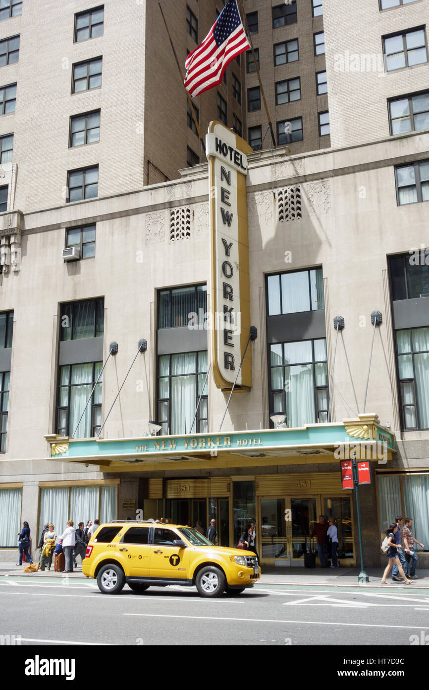 Gelbes Taxi vor Eingang Wyndham New Yorker Hotel, Garment District, NYC, USA Stockfoto