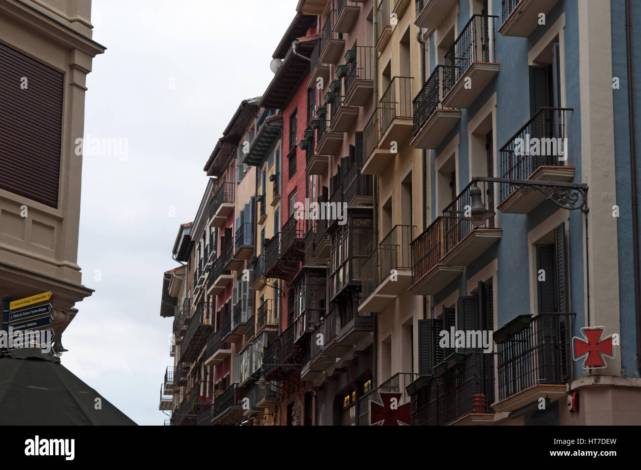 Spanien: Straßen und Gassen von Pamplona, der Stadt, berühmt für die San Fermin Fiesta mit seinen Lauf mit den Bulls mit Blick auf die Paläste der Altstadt Stockfoto