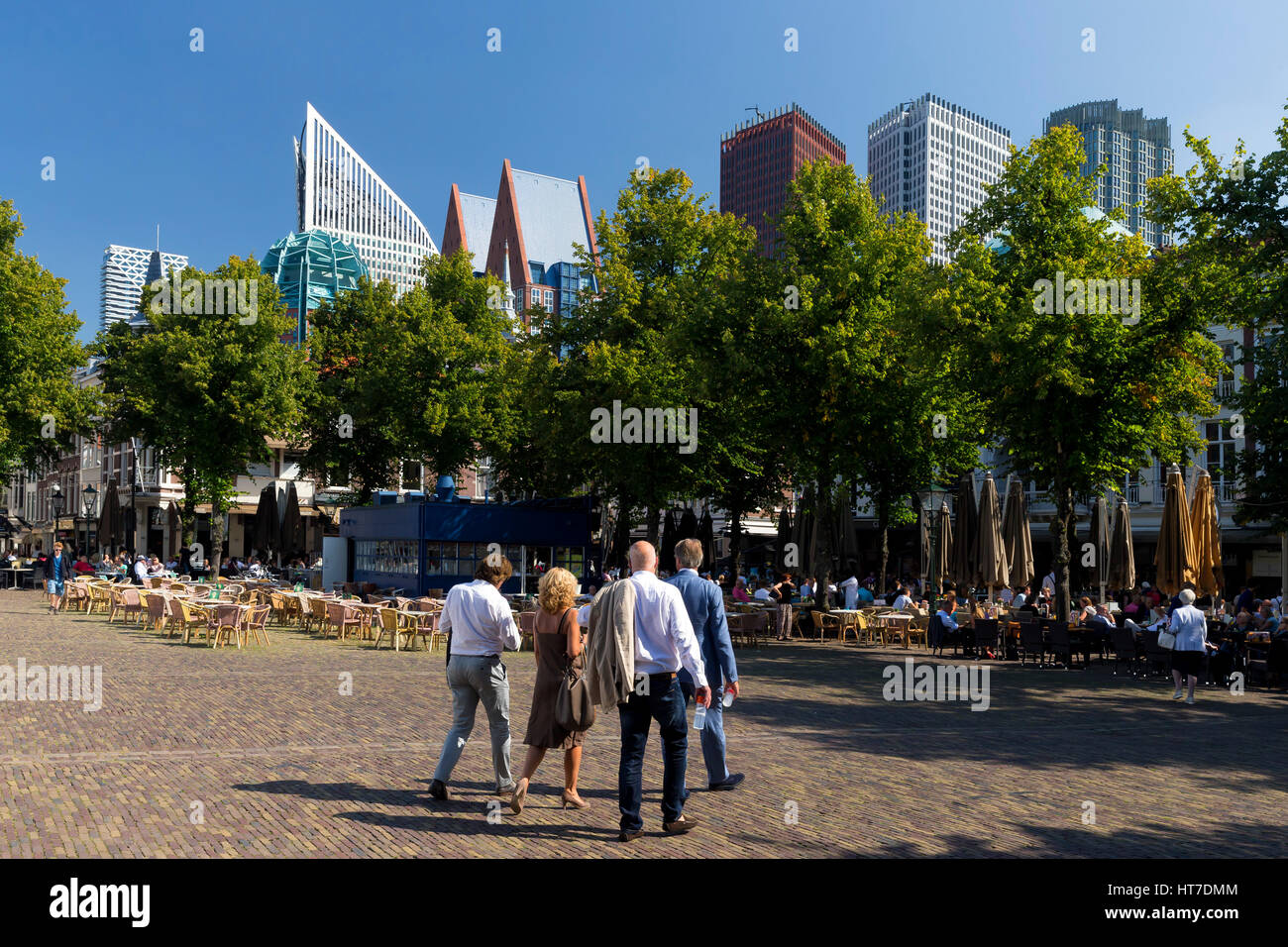 Besucher und Touristen in Square Het Plein mit Wolkenkratzern hinter Stadtzentrum, den Haag, Niederlande, Europa Stockfoto