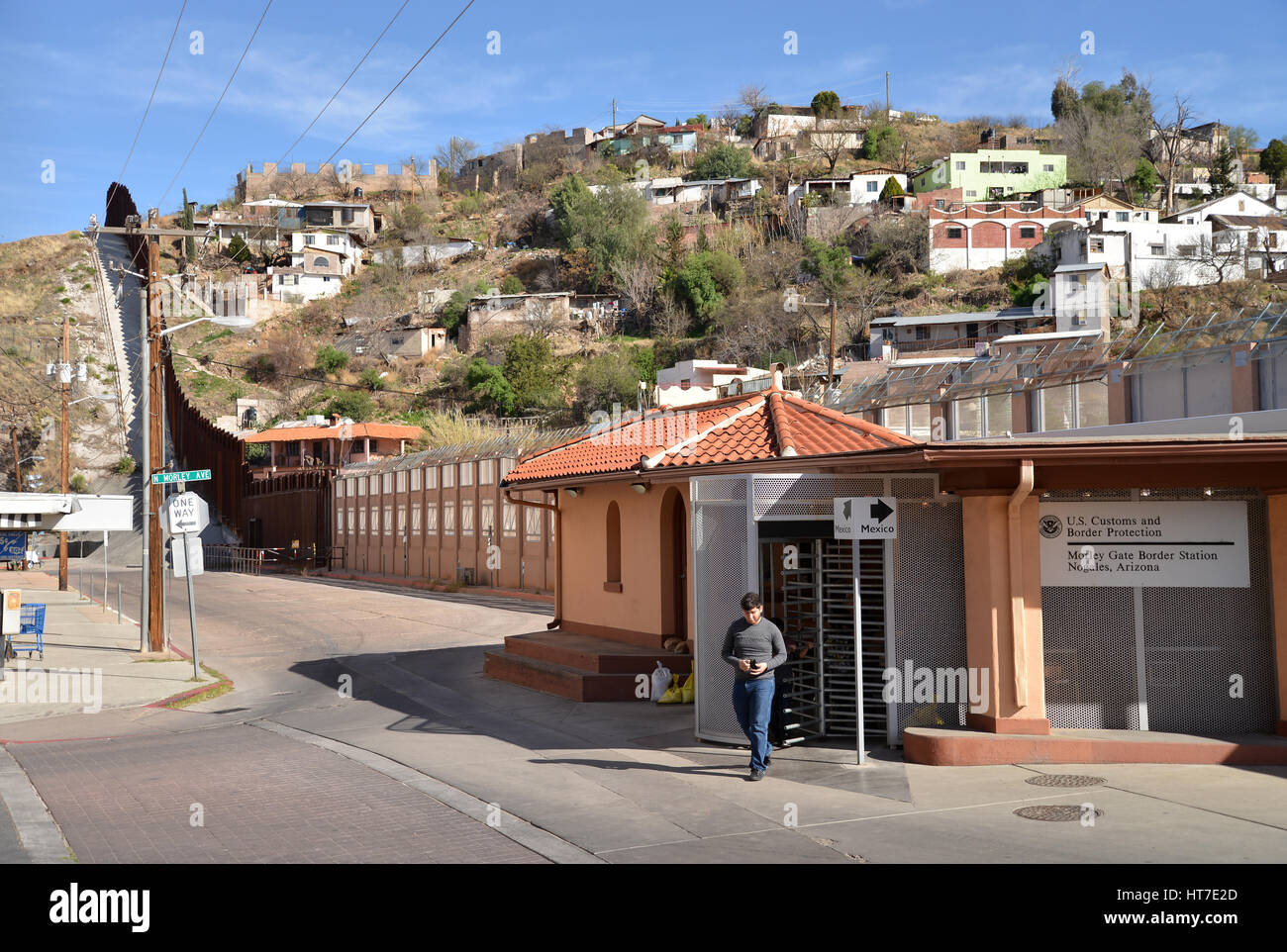 Fußgänger überqueren zwischen Arizona und Sonora, Mexiko, in die US Customs and Border Protection, Morley Tor Grenzbahnhof, Nogales, Arizona, USA. Stockfoto